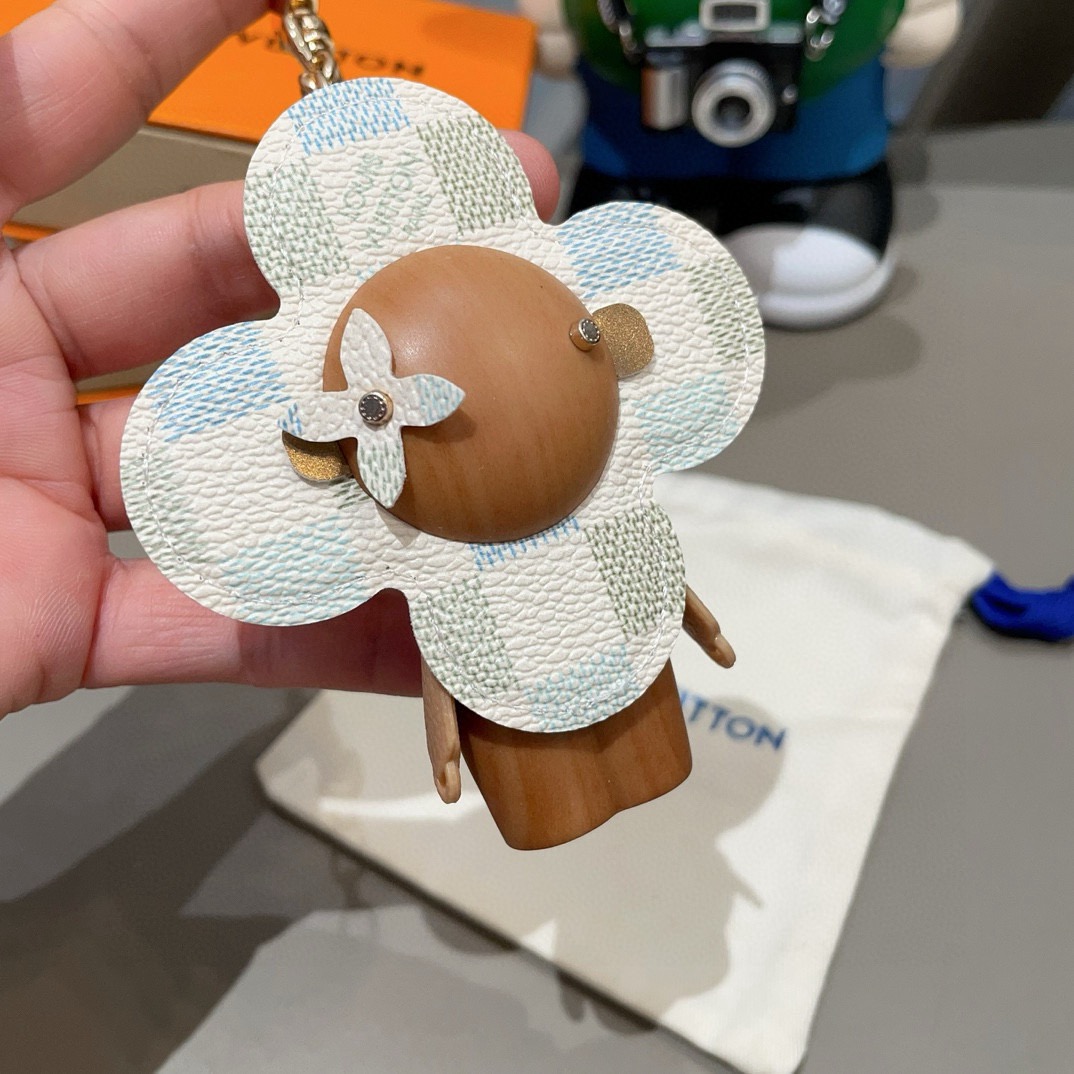 🔥LOUIS VUITTON新款包饰与钥匙扣。LV薇薇安太阳花包包挂件 手机壳挂件可满足各种时尚品味的实