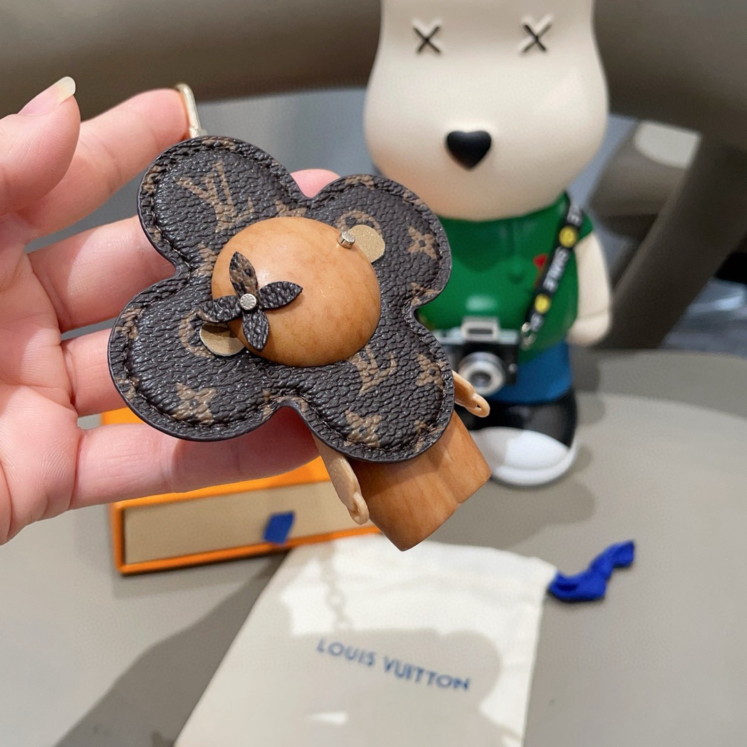 🔥LOUIS VUITTON新款包饰与钥匙扣。LV薇薇安太阳花包包挂件 手机壳挂件可满足各种时尚品味的实