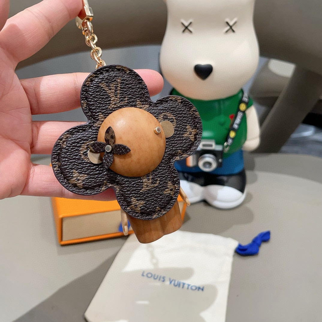 🔥LOUIS VUITTON新款包饰与钥匙扣。LV薇薇安太阳花包包挂件 手机壳挂件可满足各种时尚品味的实