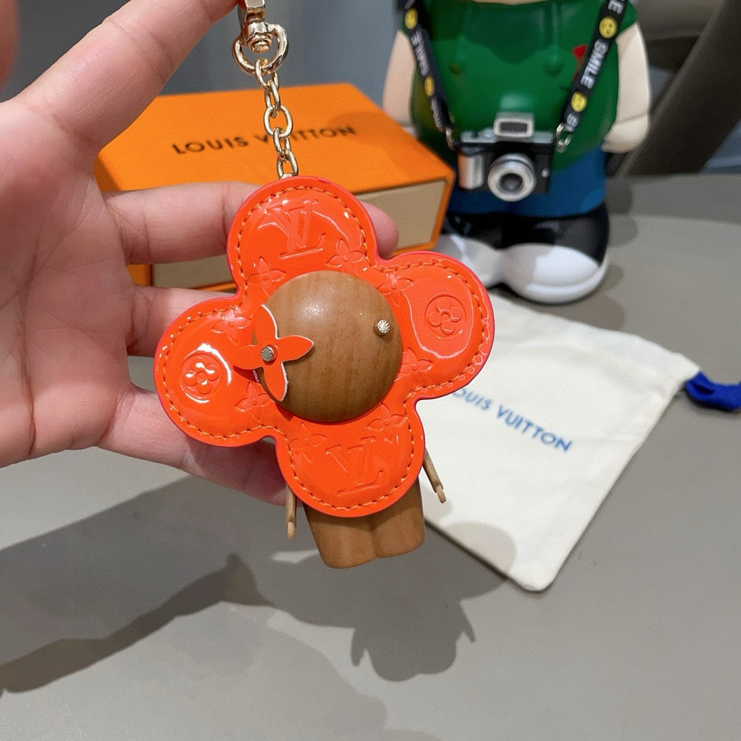 🔥LOUIS VUITTON新款包饰与钥匙扣。LV薇薇安太阳花包包挂件 手机壳挂件可满足各种时尚品味的实
