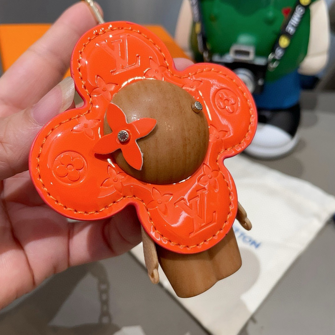 🔥LOUIS VUITTON新款包饰与钥匙扣。LV薇薇安太阳花包包挂件 手机壳挂件可满足各种时尚品味的实