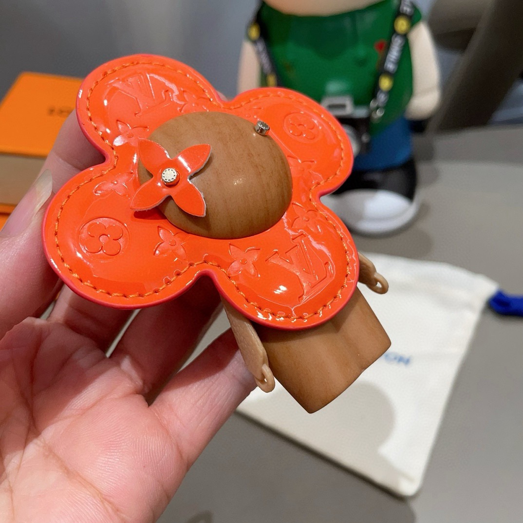 🔥LOUIS VUITTON新款包饰与钥匙扣。LV薇薇安太阳花包包挂件 手机壳挂件可满足各种时尚品味的实