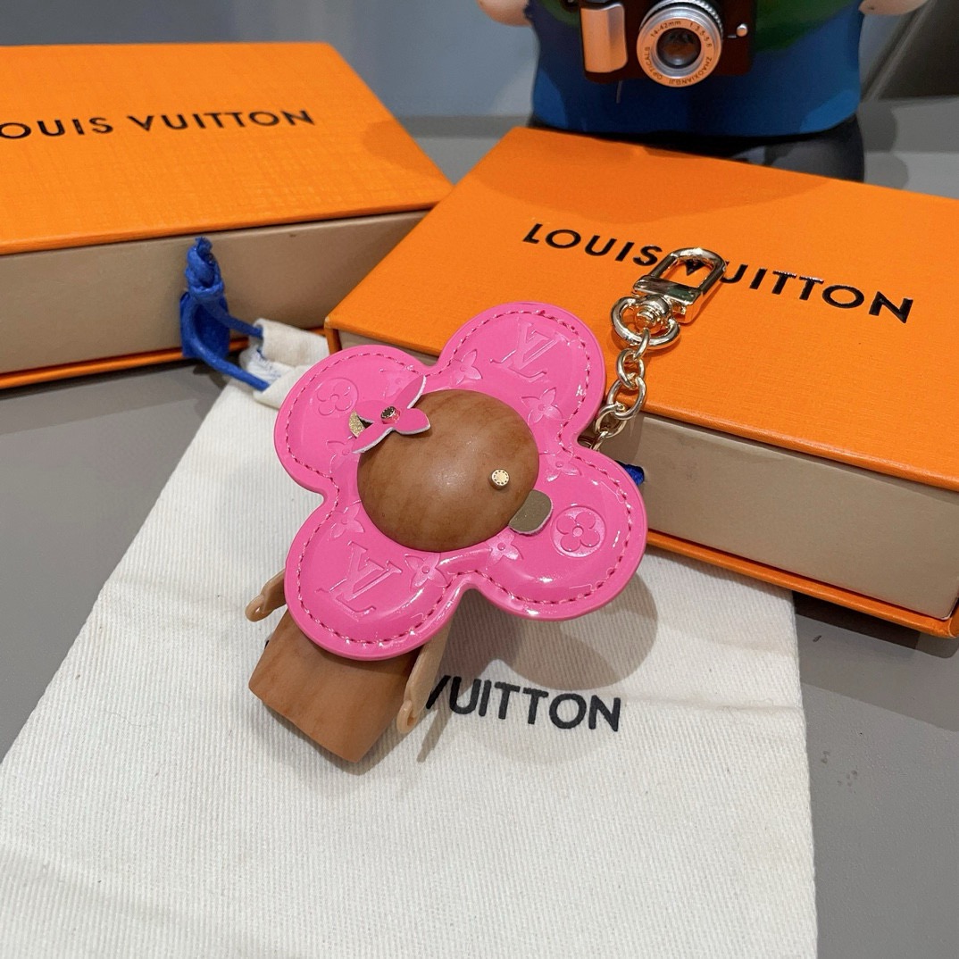 🔥LOUIS VUITTON新款包饰与钥匙扣。LV薇薇安太阳花包包挂件 手机壳挂件可满足各种时尚品味的实