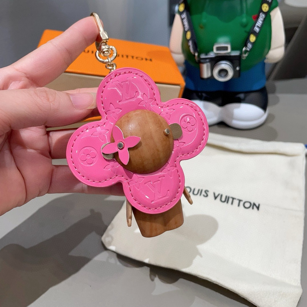 🔥LOUIS VUITTON新款包饰与钥匙扣。LV薇薇安太阳花包包挂件 手机壳挂件可满足各种时尚品味的实