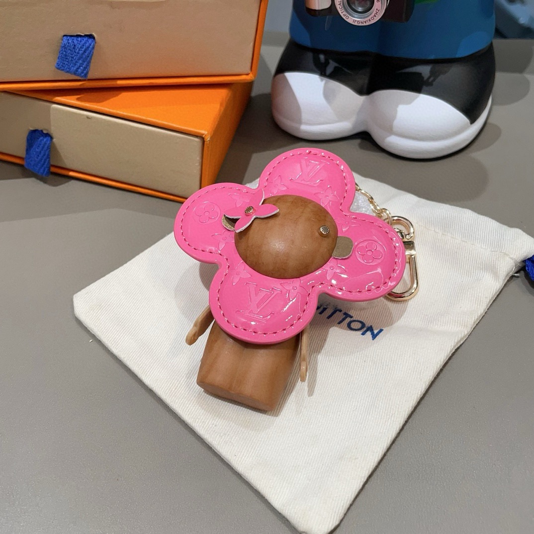 🔥LOUIS VUITTON新款包饰与钥匙扣。LV薇薇安太阳花包包挂件 手机壳挂件可满足各种时尚品味的实