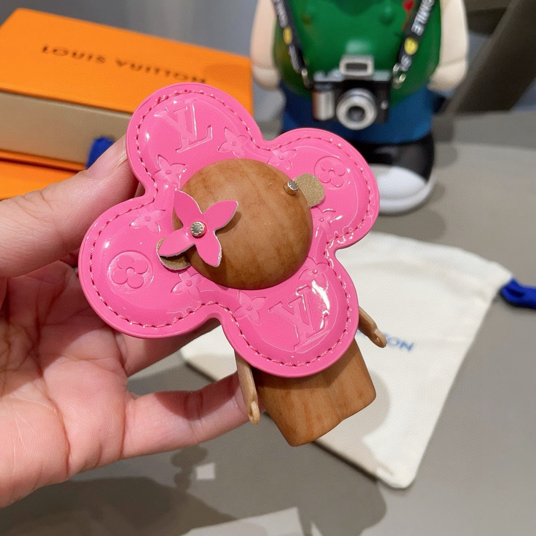 🔥LOUIS VUITTON新款包饰与钥匙扣。LV薇薇安太阳花包包挂件 手机壳挂件可满足各种时尚品味的实