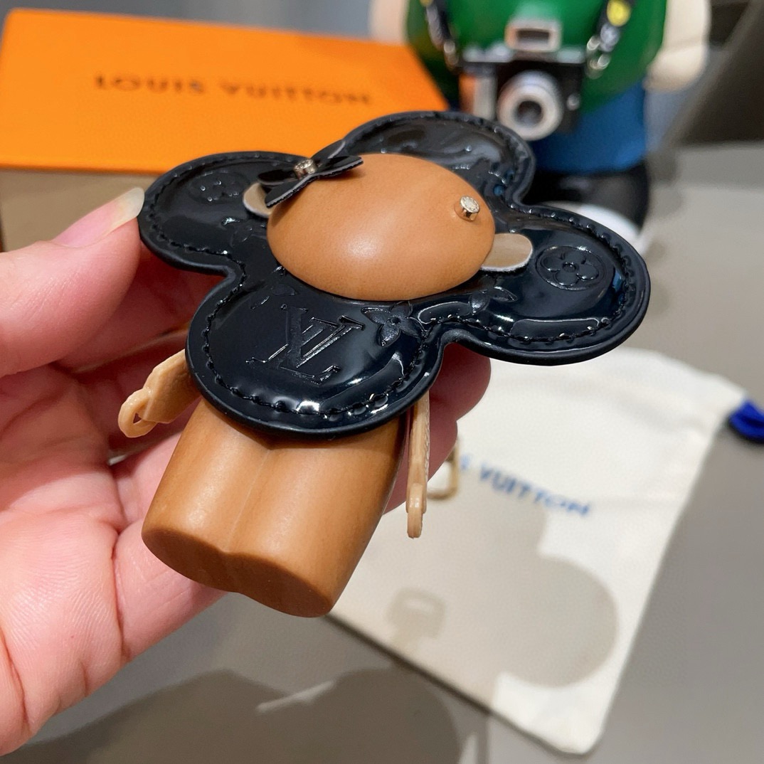 🔥LOUIS VUITTON新款包饰与钥匙扣。LV薇薇安太阳花包包挂件 手机壳挂件可满足各种时尚品味的实