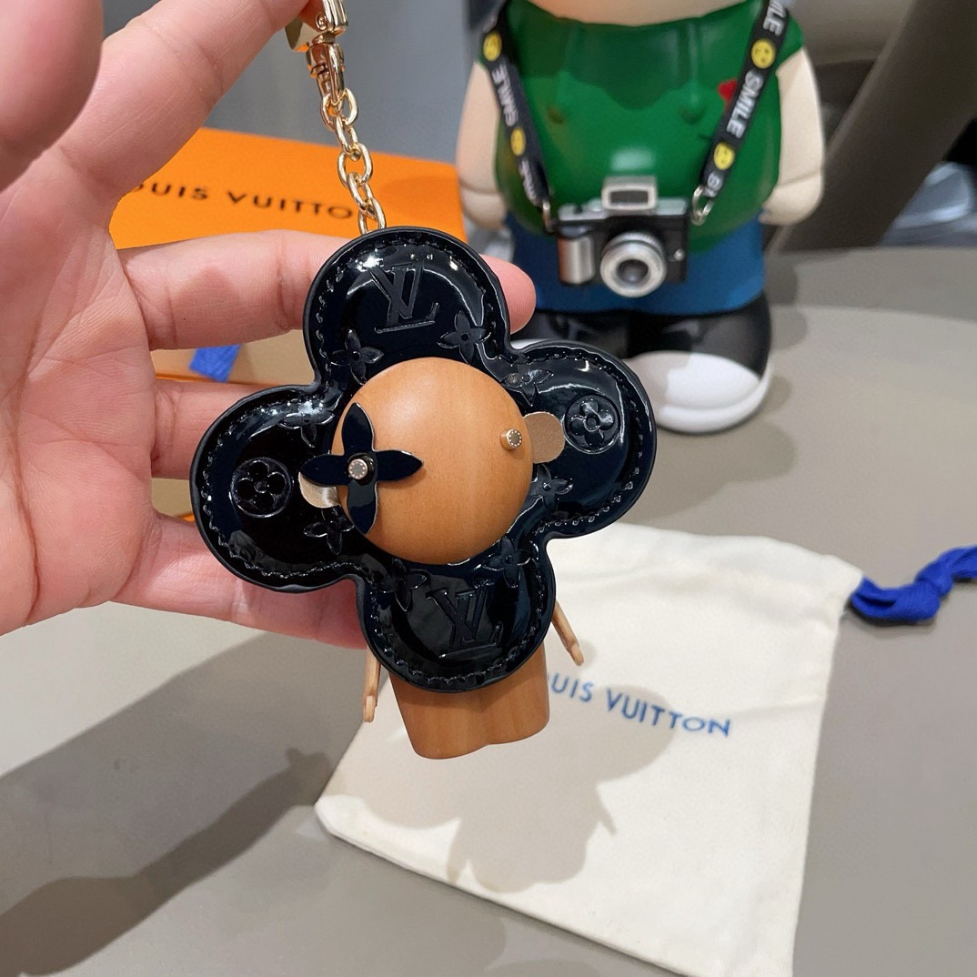 🔥LOUIS VUITTON新款包饰与钥匙扣。LV薇薇安太阳花包包挂件 手机壳挂件可满足各种时尚品味的实