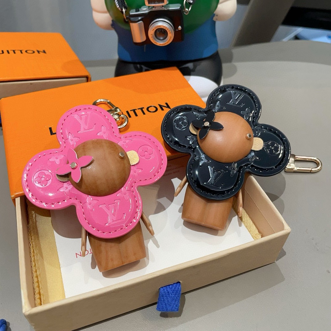 🔥LOUIS VUITTON新款包饰与钥匙扣。LV薇薇安太阳花包包挂件 手机壳挂件可满足各种时尚品味的实