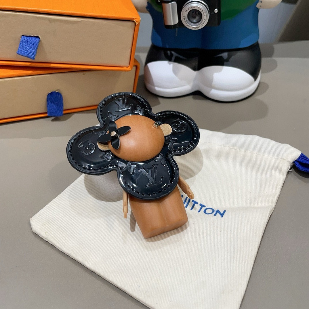 🔥LOUIS VUITTON新款包饰与钥匙扣。LV薇薇安太阳花包包挂件 手机壳挂件可满足各种时尚品味的实