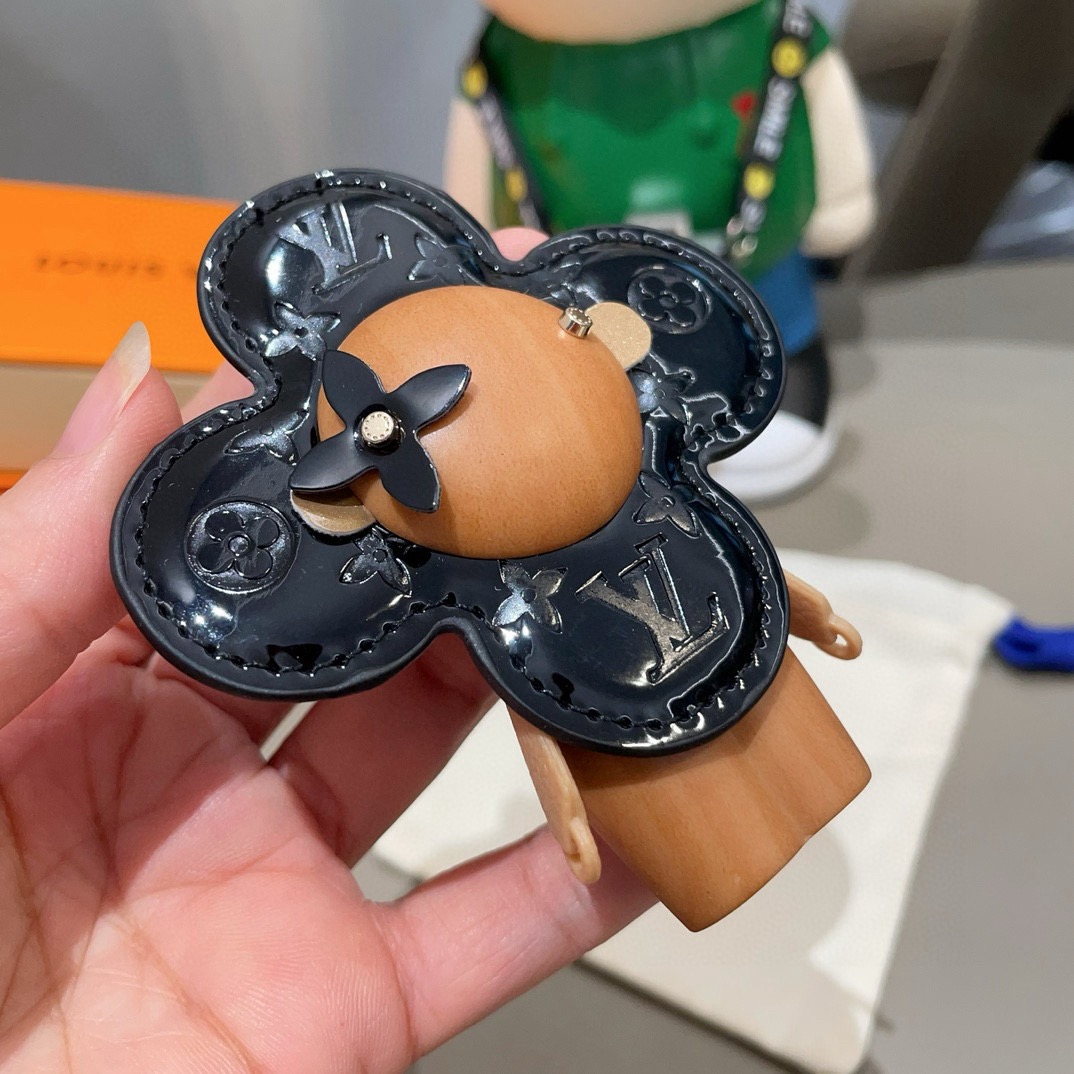 🔥LOUIS VUITTON新款包饰与钥匙扣。LV薇薇安太阳花包包挂件 手机壳挂件可满足各种时尚品味的实