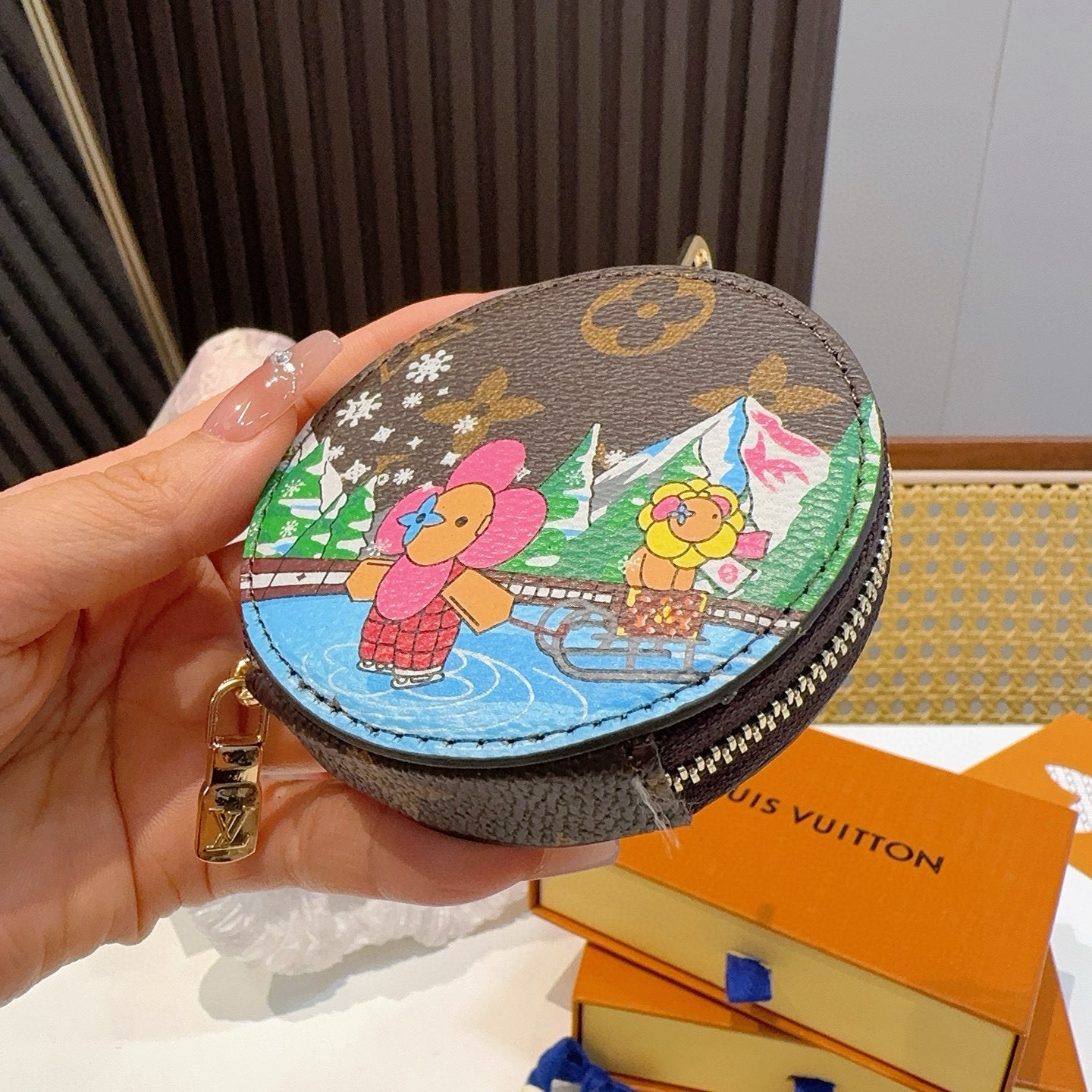 🔥Louis Vuitton老花包包挂饰、卡通彩绘印花小零钱包。Lv包饰挂件钥匙扣、独家原单货，标志性老