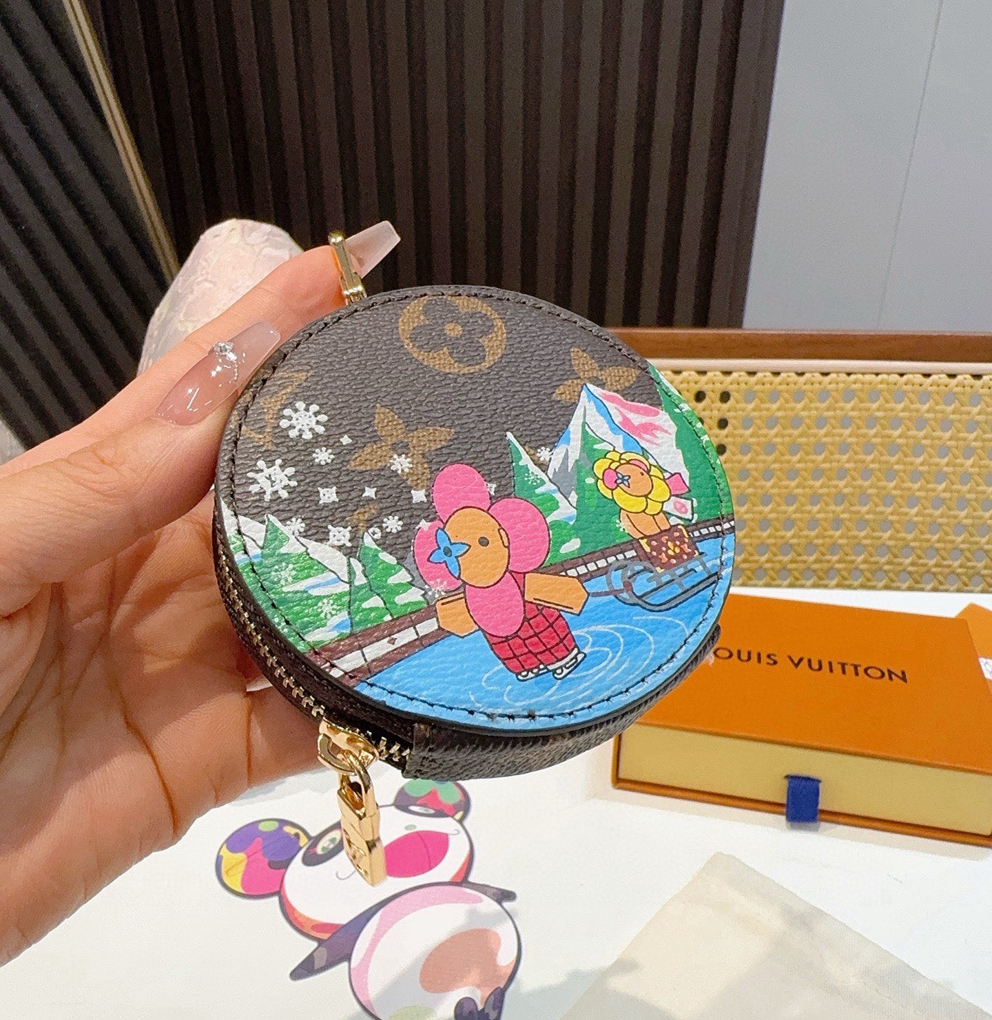 🔥Louis Vuitton老花包包挂饰、卡通彩绘印花小零钱包。Lv包饰挂件钥匙扣、独家原单货，标志性老