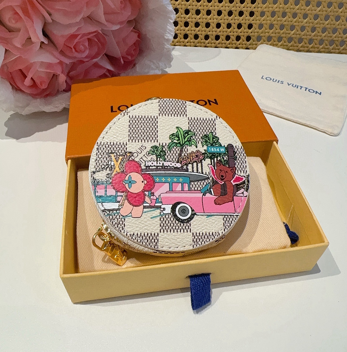 🔥Louis Vuitton老花包包挂饰、卡通彩绘印花小零钱包。Lv包饰挂件钥匙扣、独家原单货，标志性老