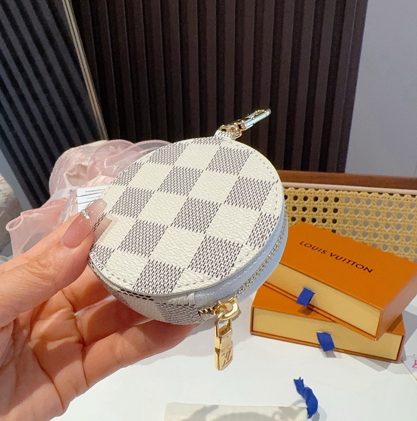 🔥Louis Vuitton老花包包挂饰、卡通彩绘印花小零钱包。Lv包饰挂件钥匙扣、独家原单货，标志性老