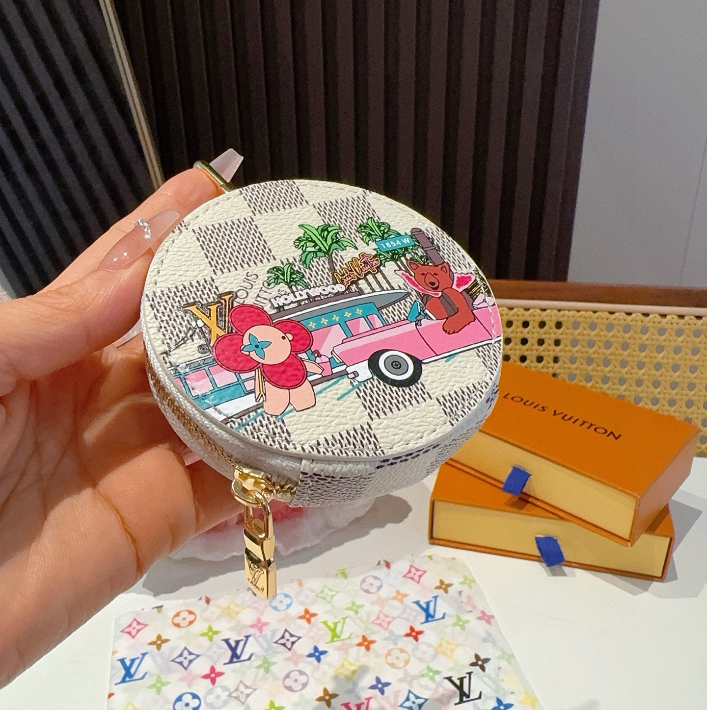 🔥Louis Vuitton老花包包挂饰、卡通彩绘印花小零钱包。Lv包饰挂件钥匙扣、独家原单货，标志性老