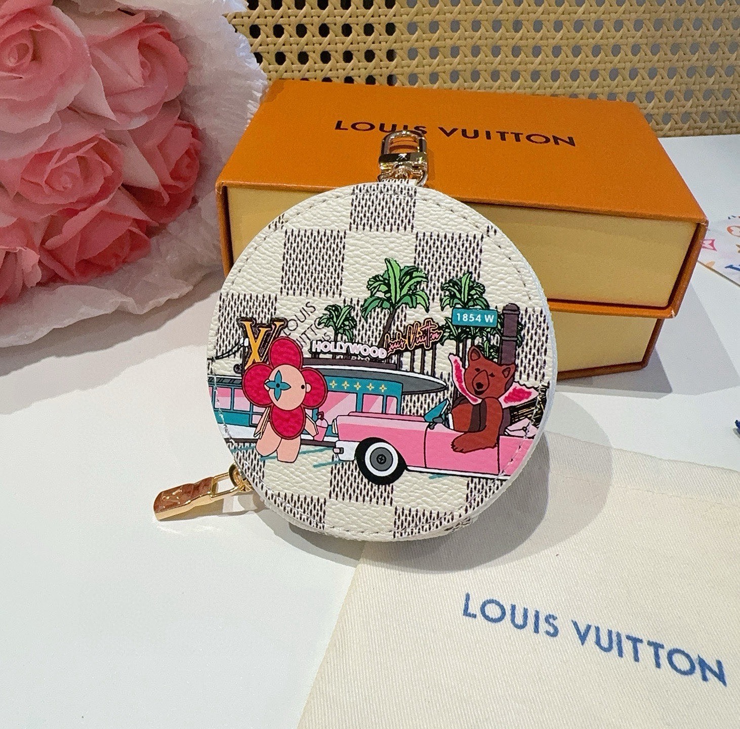 🔥Louis Vuitton老花包包挂饰、卡通彩绘印花小零钱包。Lv包饰挂件钥匙扣、独家原单货，标志性老