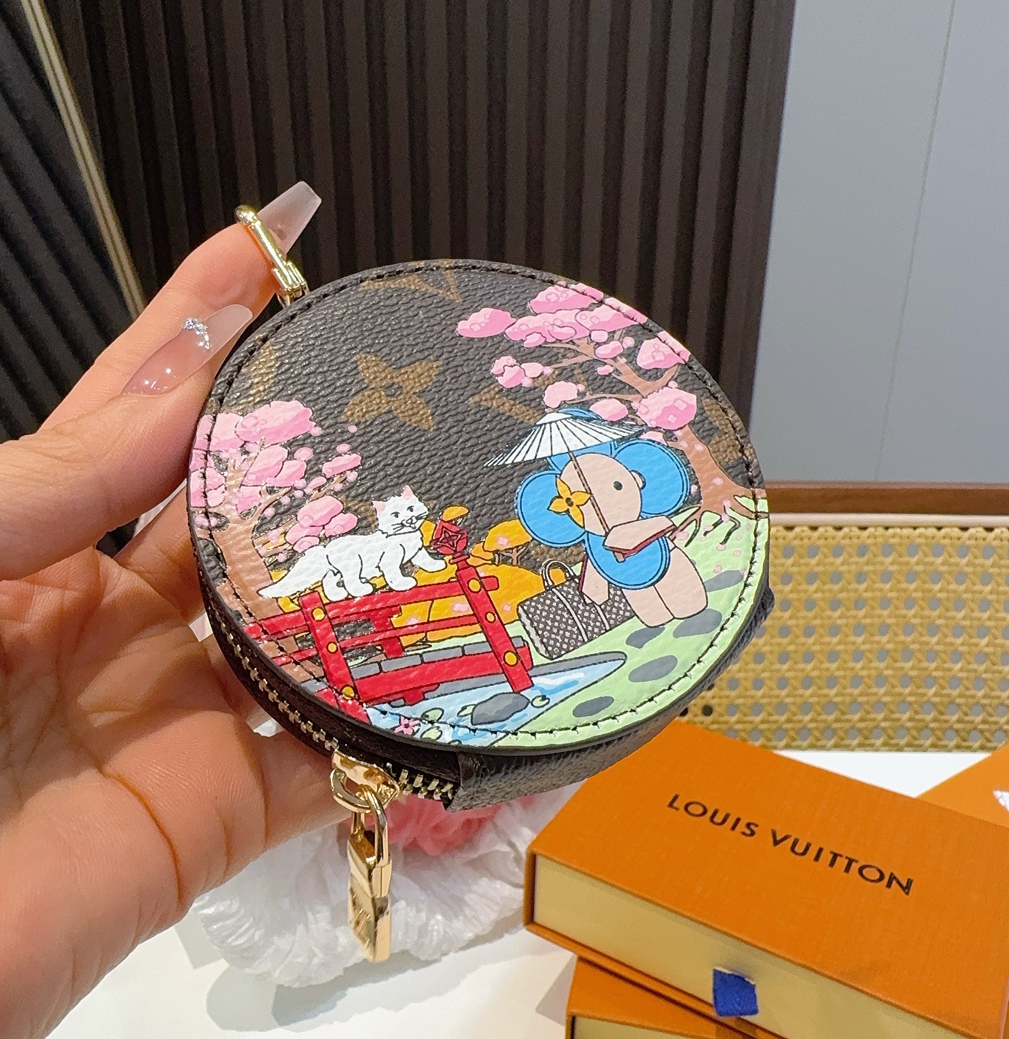 🔥Louis Vuitton老花包包挂饰、卡通彩绘印花小零钱包。Lv包饰挂件钥匙扣、独家原单货，标志性老