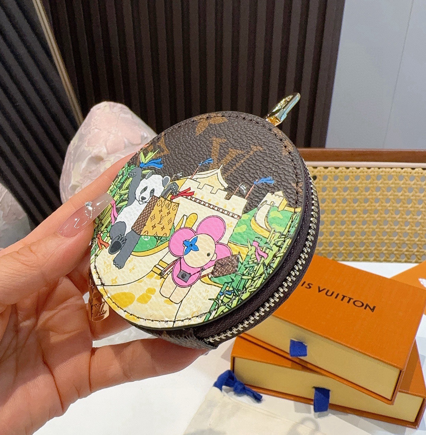 🔥Louis Vuitton老花包包挂饰、卡通彩绘印花小零钱包。Lv包饰挂件钥匙扣、独家原单货，标志性老