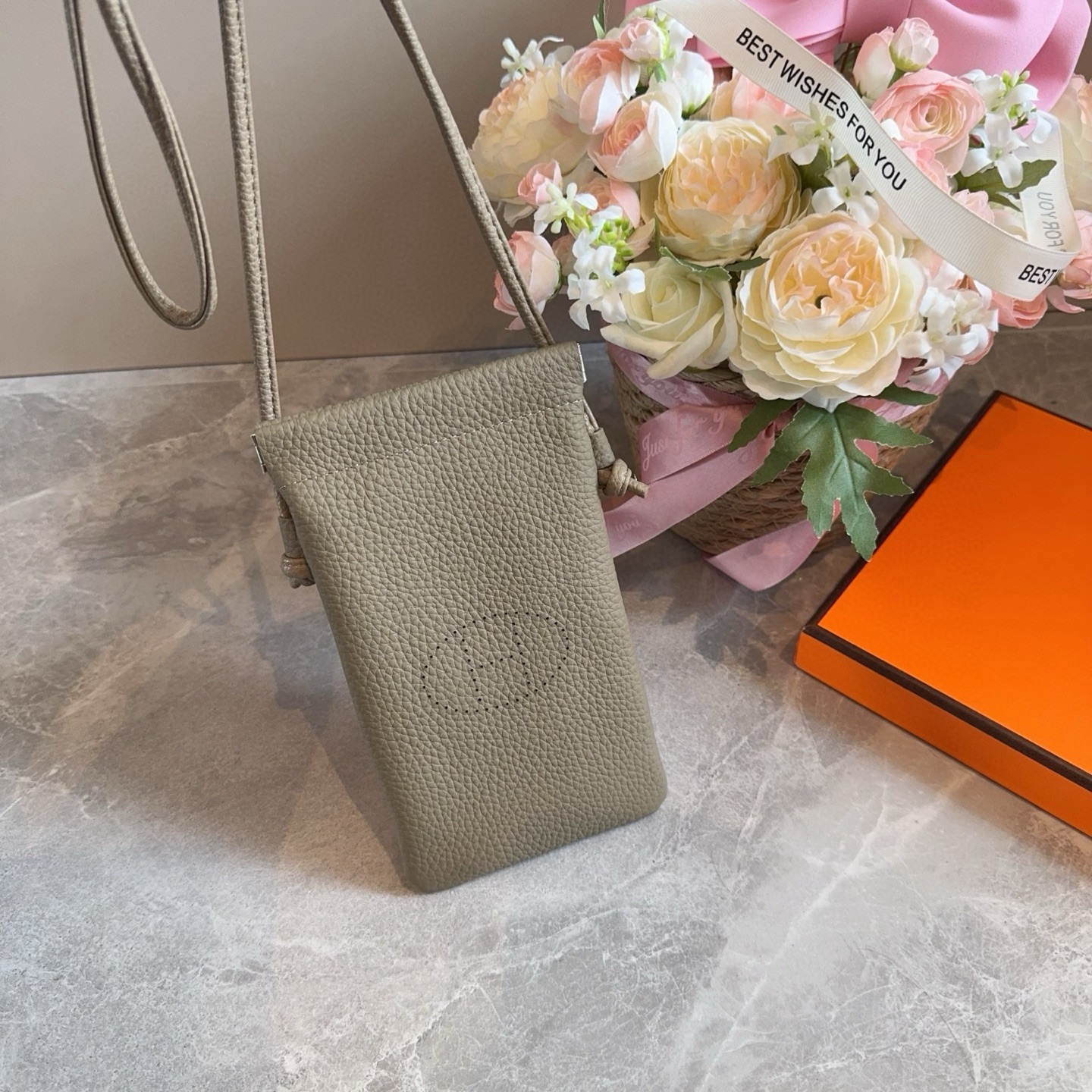 🔥爱马仕H手机包斜挎mini包包，肩带🉑️调节，头层牛皮做工精致，可放2部手机 出门不带现金的时代，一个