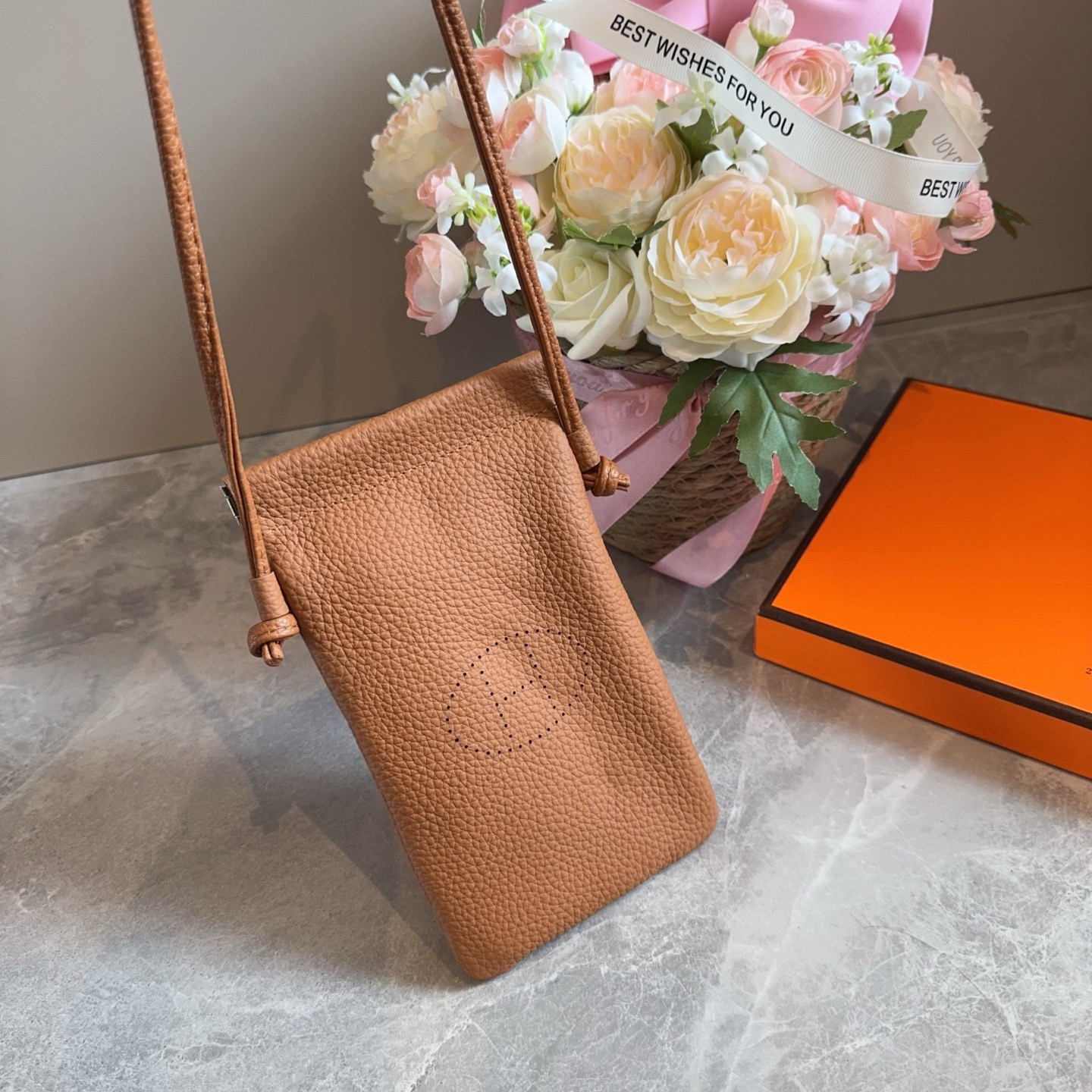 🔥爱马仕H手机包斜挎mini包包，肩带🉑️调节，头层牛皮做工精致，可放2部手机 出门不带现金的时代，一个