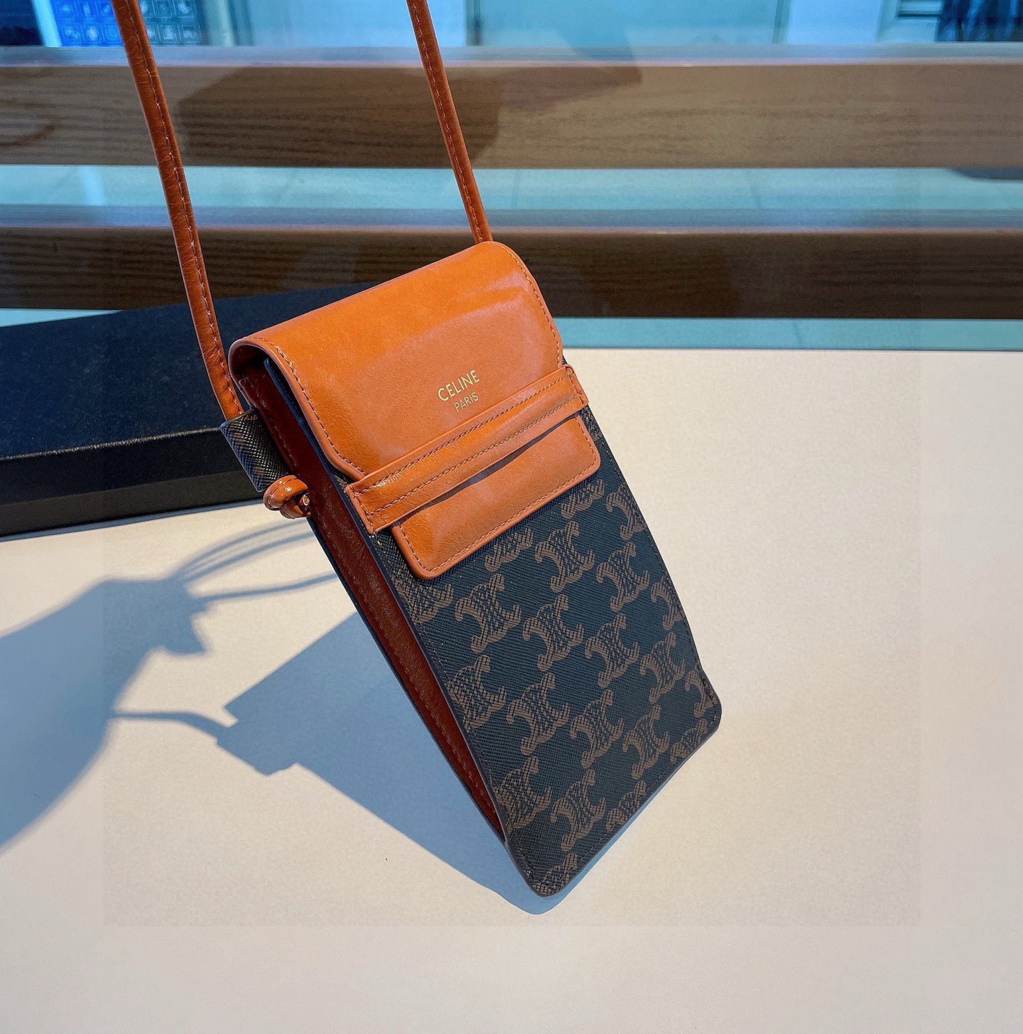 🔥赛琳Celine今年最火凯旋门老花手机包，可斜挎，做工精致，前后双袋设计，后袋也可装手机，零钱，出门不