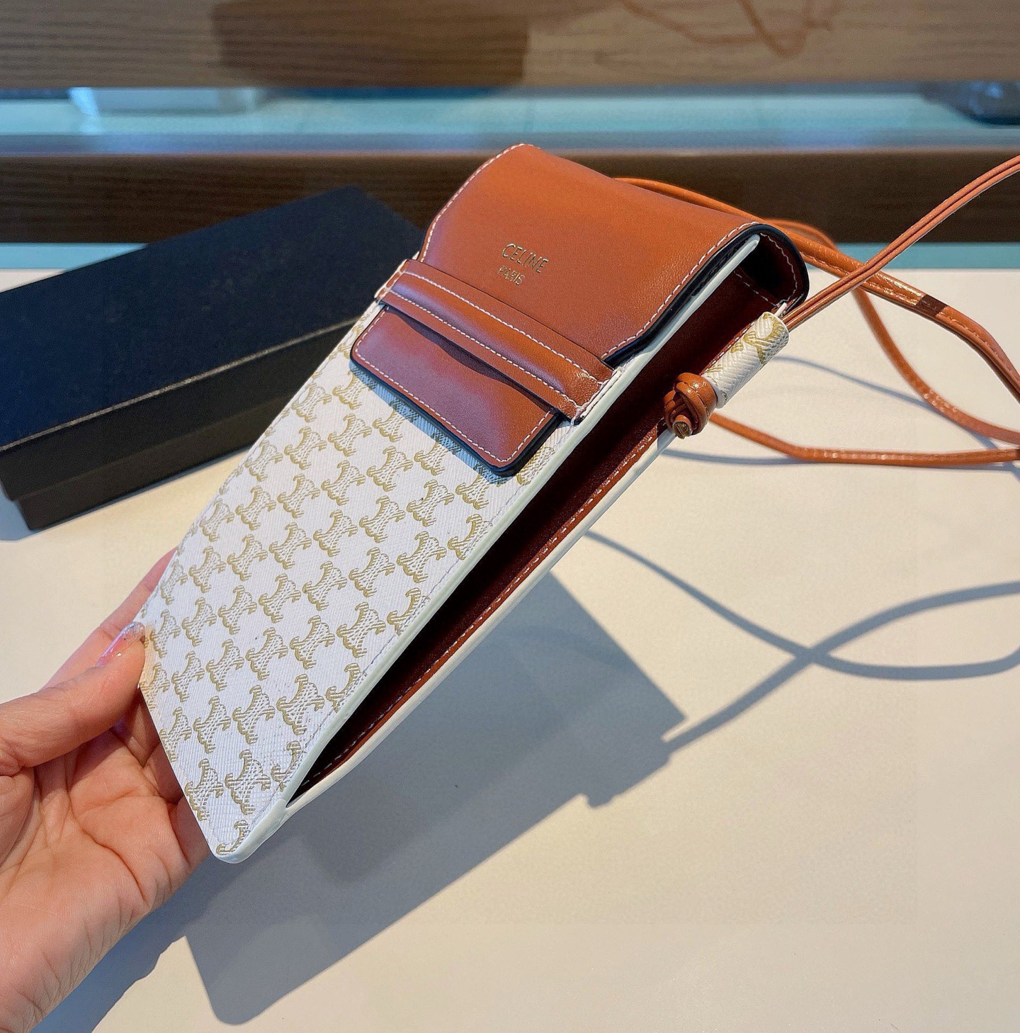 🔥赛琳Celine今年最火凯旋门老花手机包，可斜挎，做工精致，前后双袋设计，后袋也可装手机，零钱，出门不