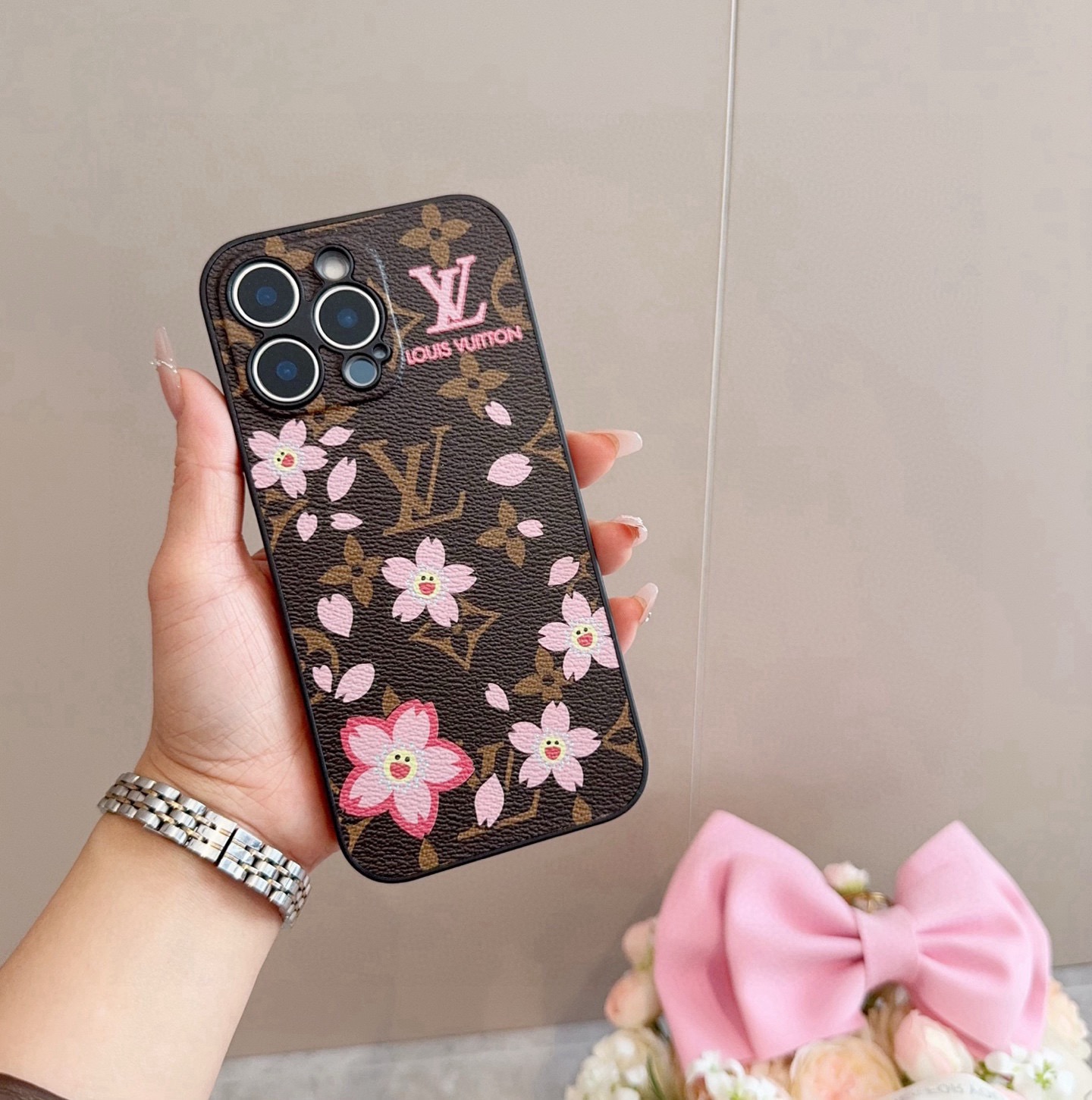 🔥Lv精孔全包手机壳 村上隆樱花🌸图案Lv全包围边皮质手机壳型号：为了不出现报错型号，请打开本机查看手机