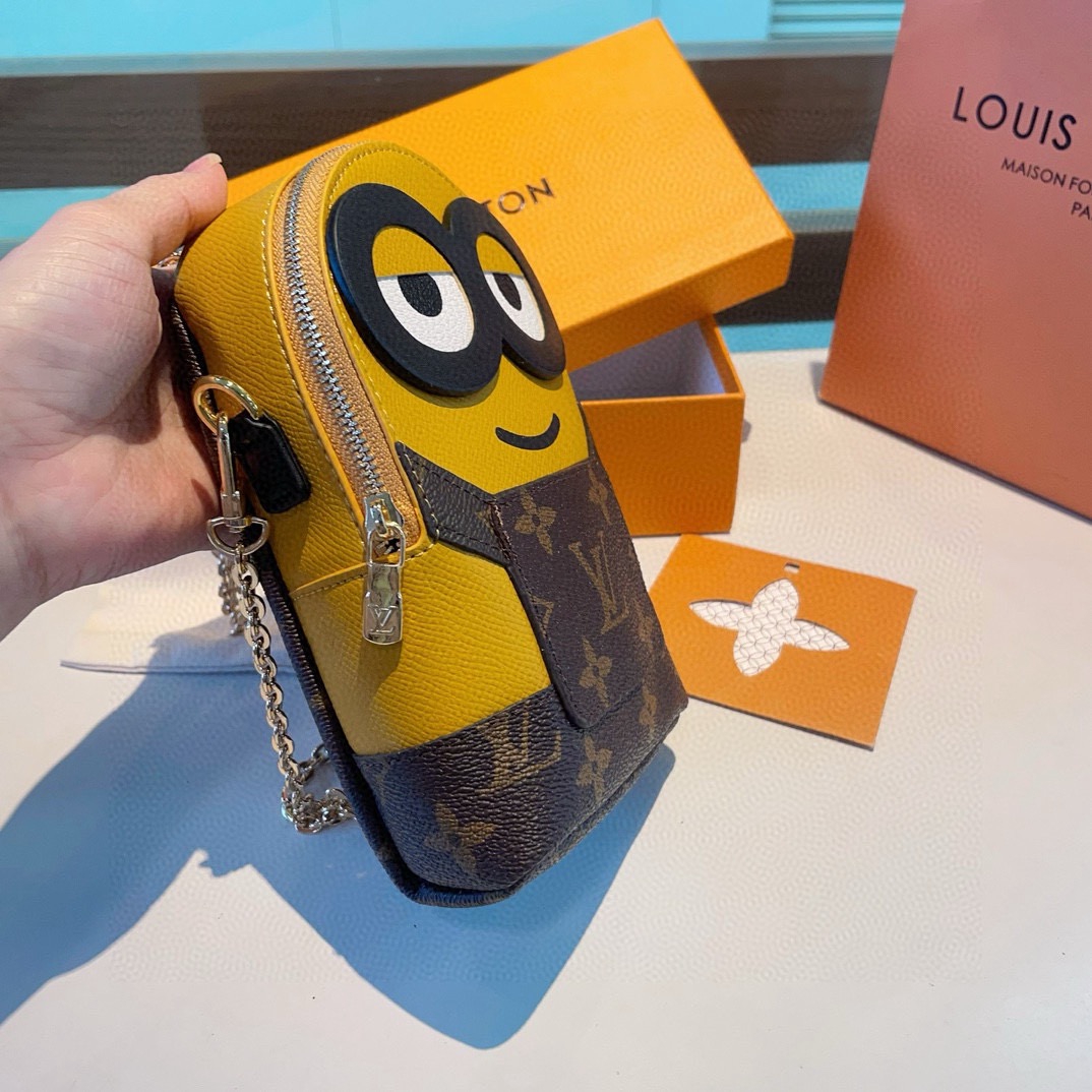 🔥LV小黄人手机包，链条斜挎手机包，零钱包，可装1/2部手机及零钱💄生活出门不需要带现金的时代，这个包完