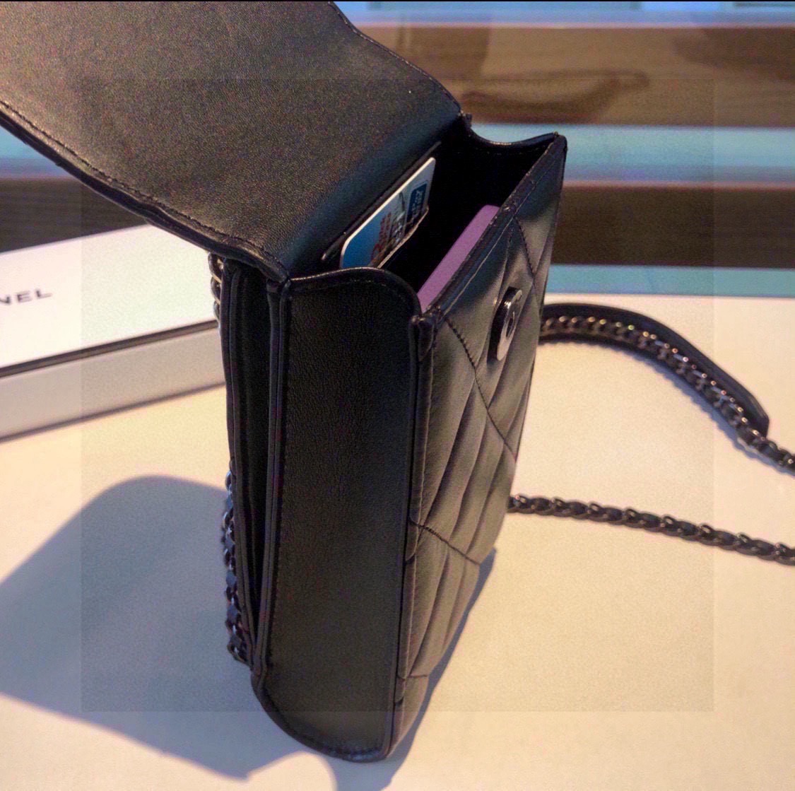 🔥香奈儿19系列手机包，精致做工，可手提，可斜挎，前后双袋设计，容量大，前袋可装手机，蓝牙耳机，化妆品，