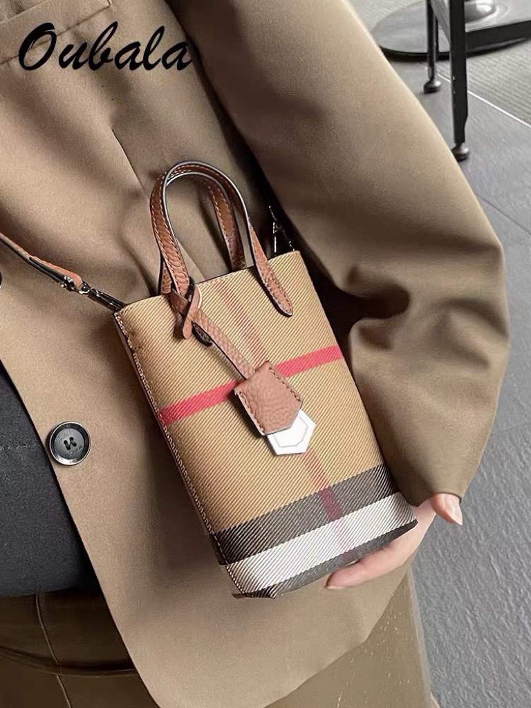 ❤️Burberry巴宝莉手机包，经典格子帆布拼接牛皮，斜挎小包官网同款生活出门不需要带现金的时代，这个