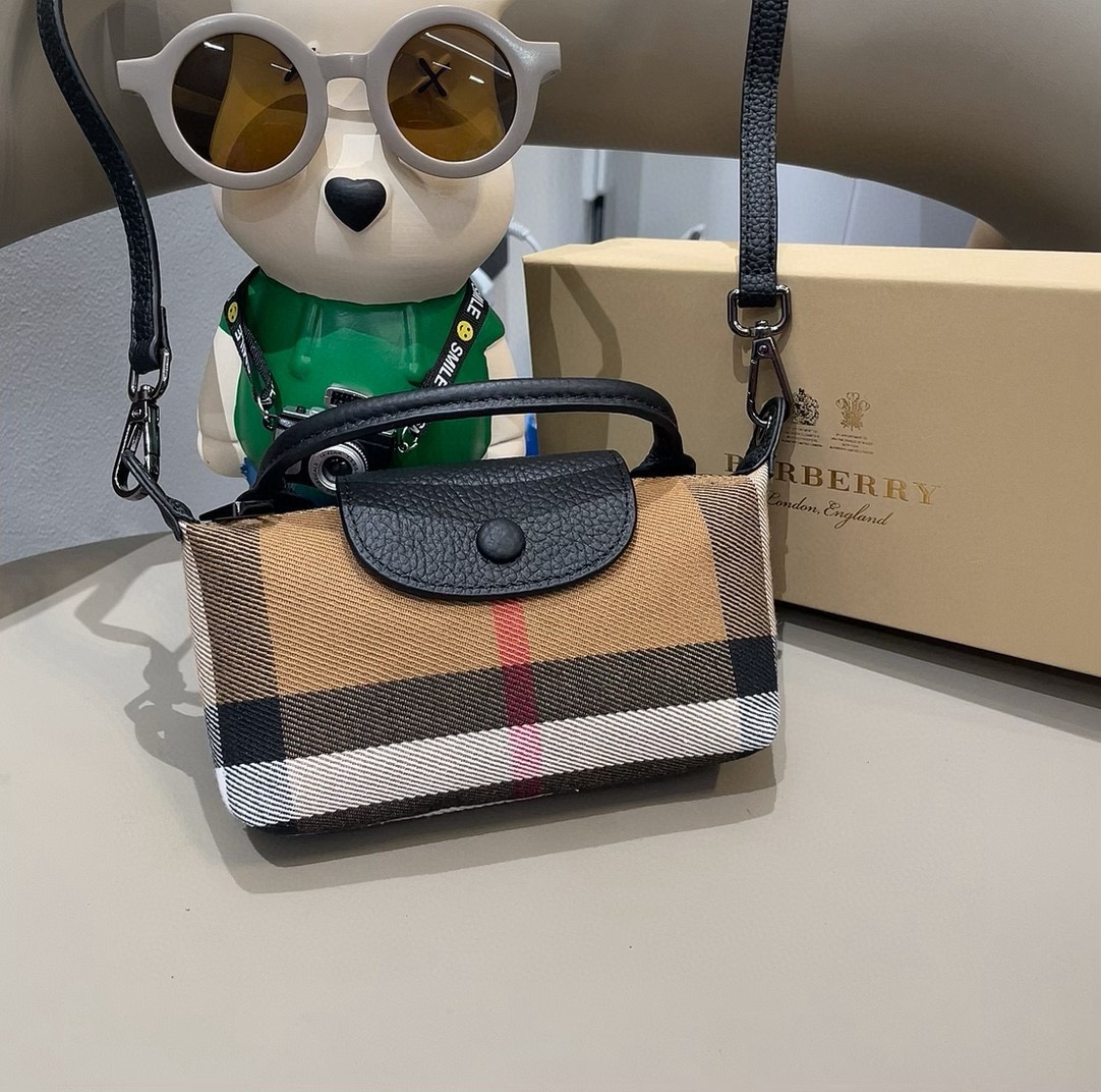 ❤️Burberry巴宝莉手机包，经典格子帆布拼接牛皮，斜挎小包官网同款 mini手提包包生活出门不需要