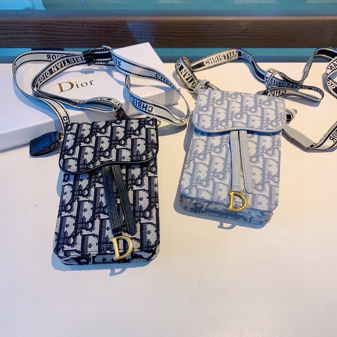 🔥Dior手机包 斜挎包通用款，刺绣马鞍包，可装2部手机，搭配刺绣织带肩带，可以调节长度尺寸:17cm*