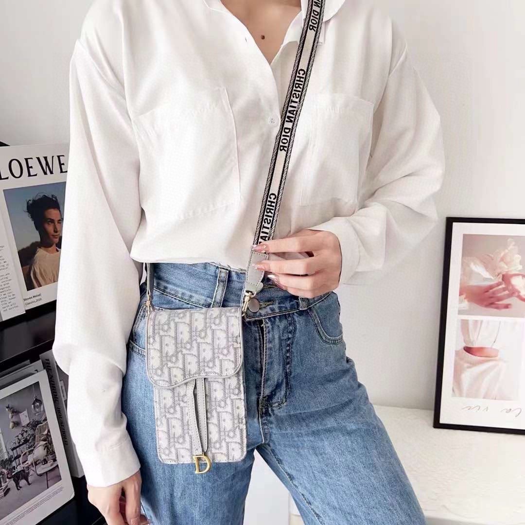 🔥Dior手机包 斜挎包通用款，刺绣马鞍包，可装2部手机，搭配刺绣织带肩带，可以调节长度尺寸:17cm*