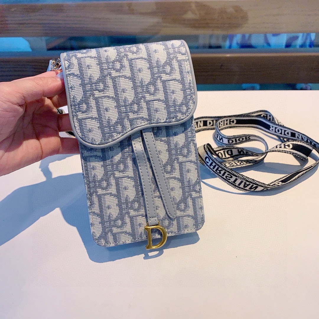 🔥Dior手机包 斜挎包通用款，刺绣马鞍包，可装2部手机，搭配刺绣织带肩带，可以调节长度尺寸:17cm*
