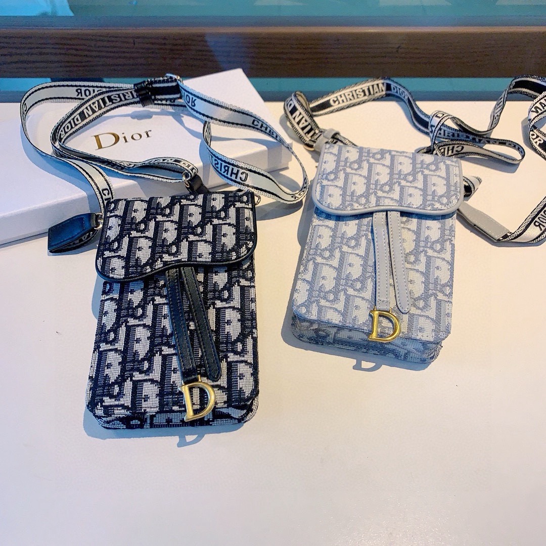 🔥Dior手机包 斜挎包通用款，刺绣马鞍包，可装2部手机，搭配刺绣织带肩带，可以调节长度尺寸:17cm*