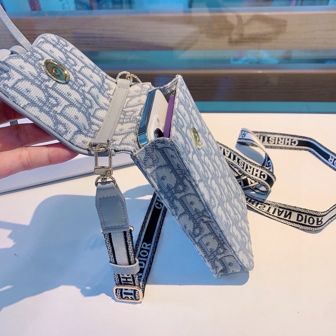 🔥Dior手机包 斜挎包通用款，刺绣马鞍包，可装2部手机，搭配刺绣织带肩带，可以调节长度尺寸:17cm*