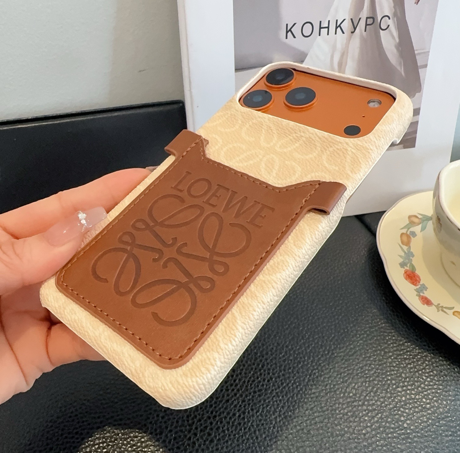 ✨新款上架✨🌟Loewe罗意威斜挎卡包手机壳🤎🖤🤍型号：为了不出现报错型号，请打开本机查看手机设置显示的