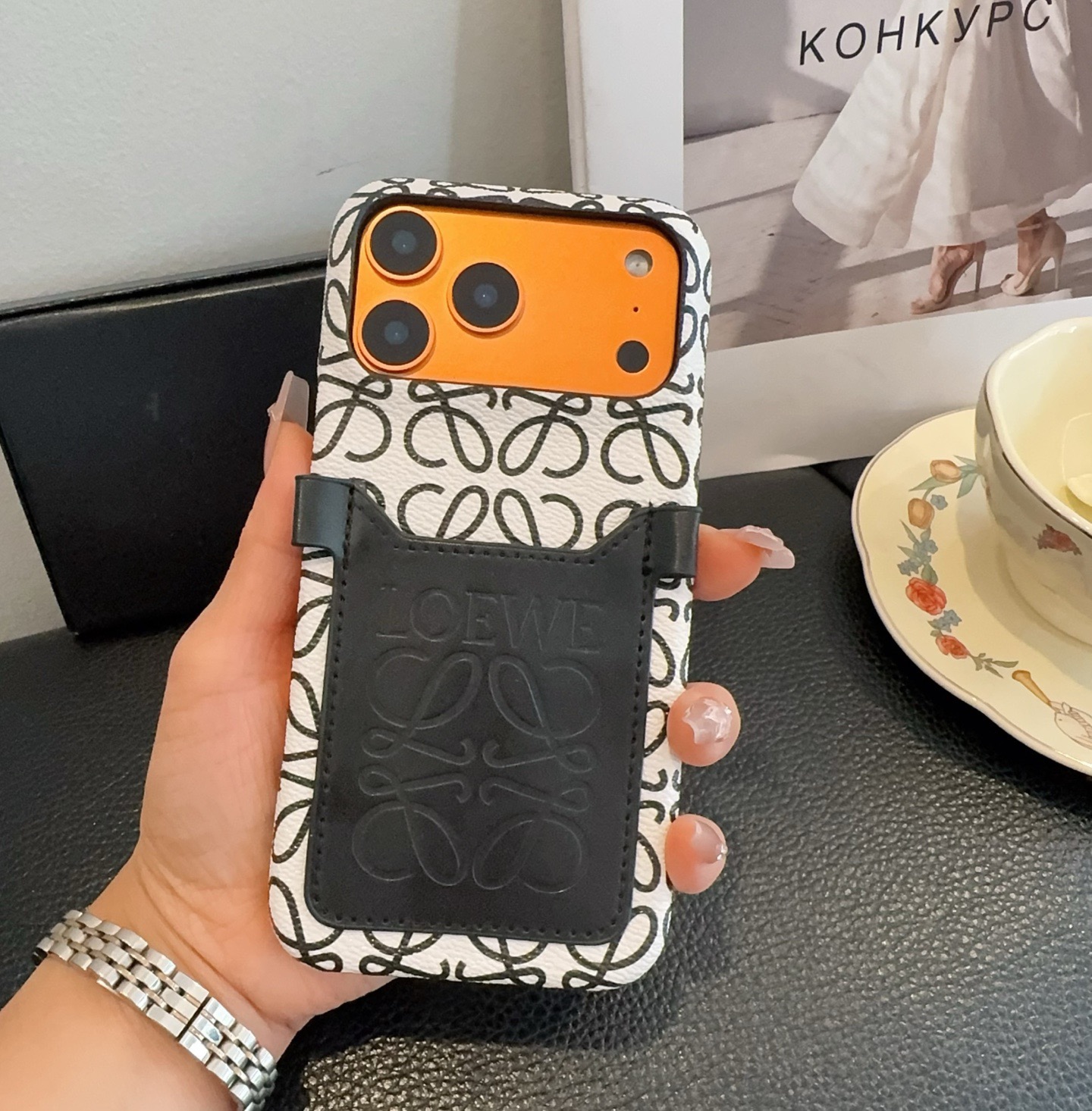 ✨新款上架✨🌟Loewe罗意威斜挎卡包手机壳🤎🖤🤍型号：为了不出现报错型号，请打开本机查看手机设置显示的