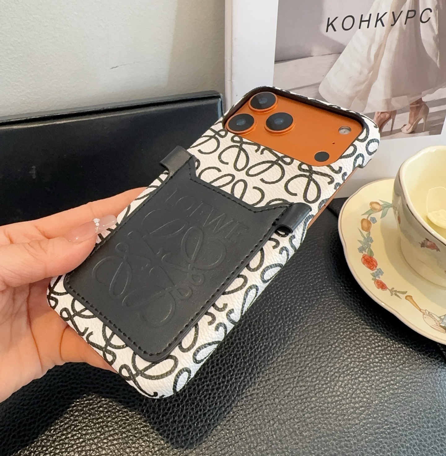 ✨新款上架✨🌟Loewe罗意威斜挎卡包手机壳🤎🖤🤍型号：为了不出现报错型号，请打开本机查看手机设置显示的