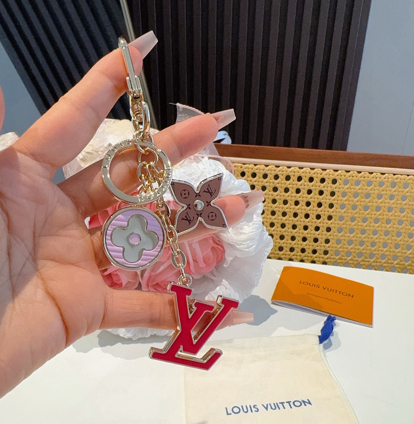 🔥Lv 钥匙扣包挂件SPring Street Chain 包饰将 Monogram 花卉和 LV 字母
