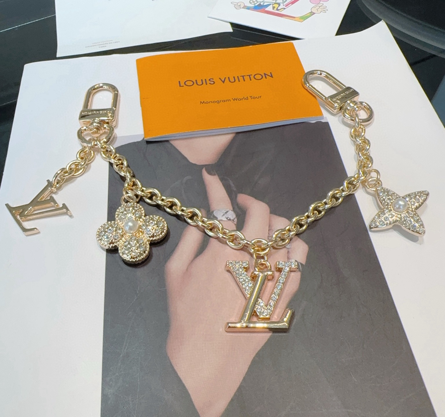 Lv钥匙扣链条官网新款 标志性首字母水晶花卉吊坠钥匙扣 包包挂链