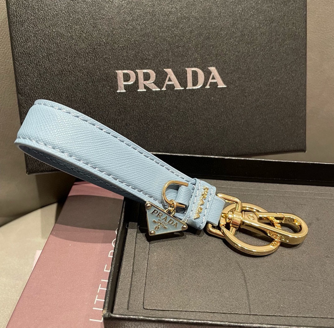 🔥普拉达 Prada 钥匙扣官网款，三角牌吊坠皮圈钥匙扣，车钥匙挂件包包配饰，顶级进口Pu材质➕抛光钢配