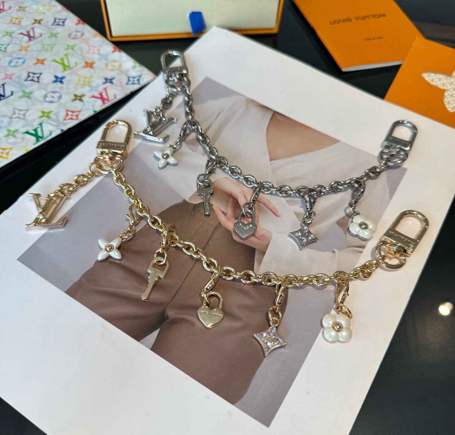 lv钥匙扣 官网新款 包包链条挂件 多功能链条 包饰&包包肩带延长链本款链条包饰出自路易威登x村上隆复刻