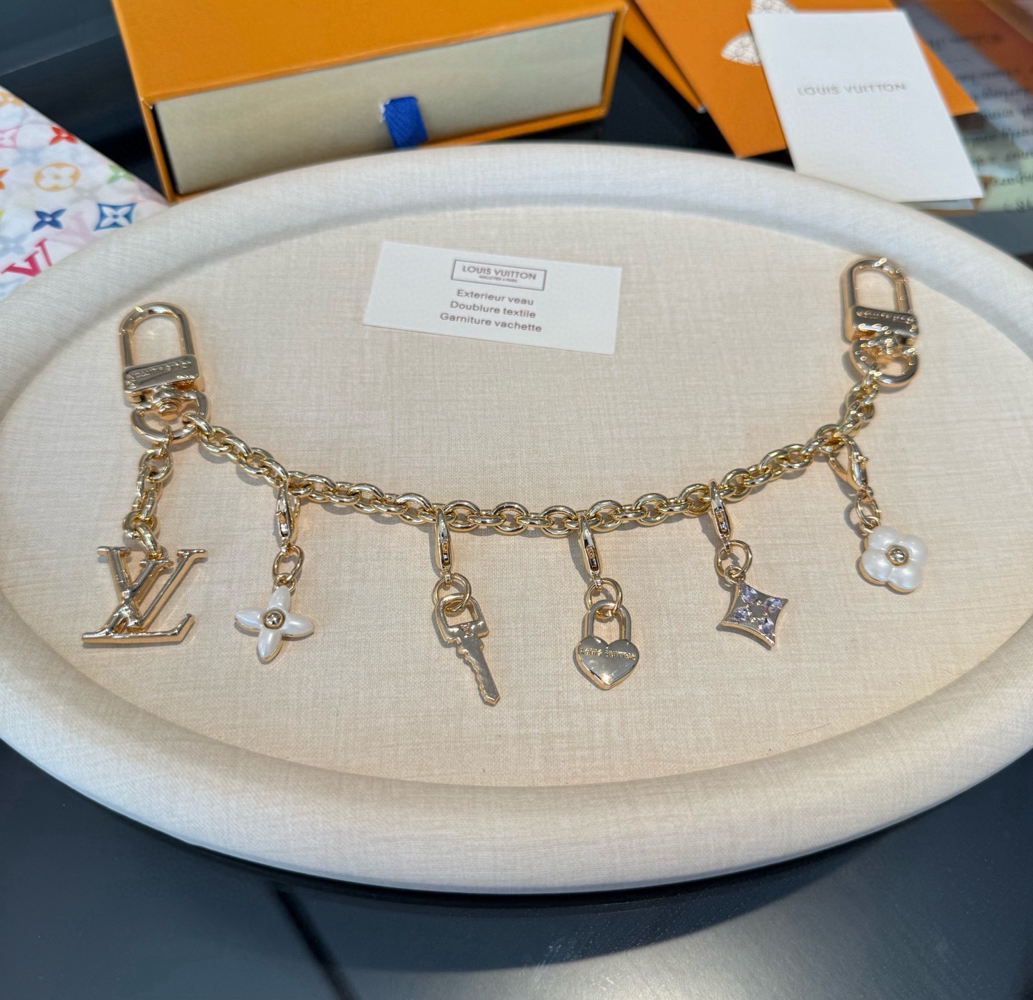 lv钥匙扣 官网新款 包包链条挂件 多功能链条 包饰&包包肩带延长链本款链条包饰出自路易威登x村上隆复刻