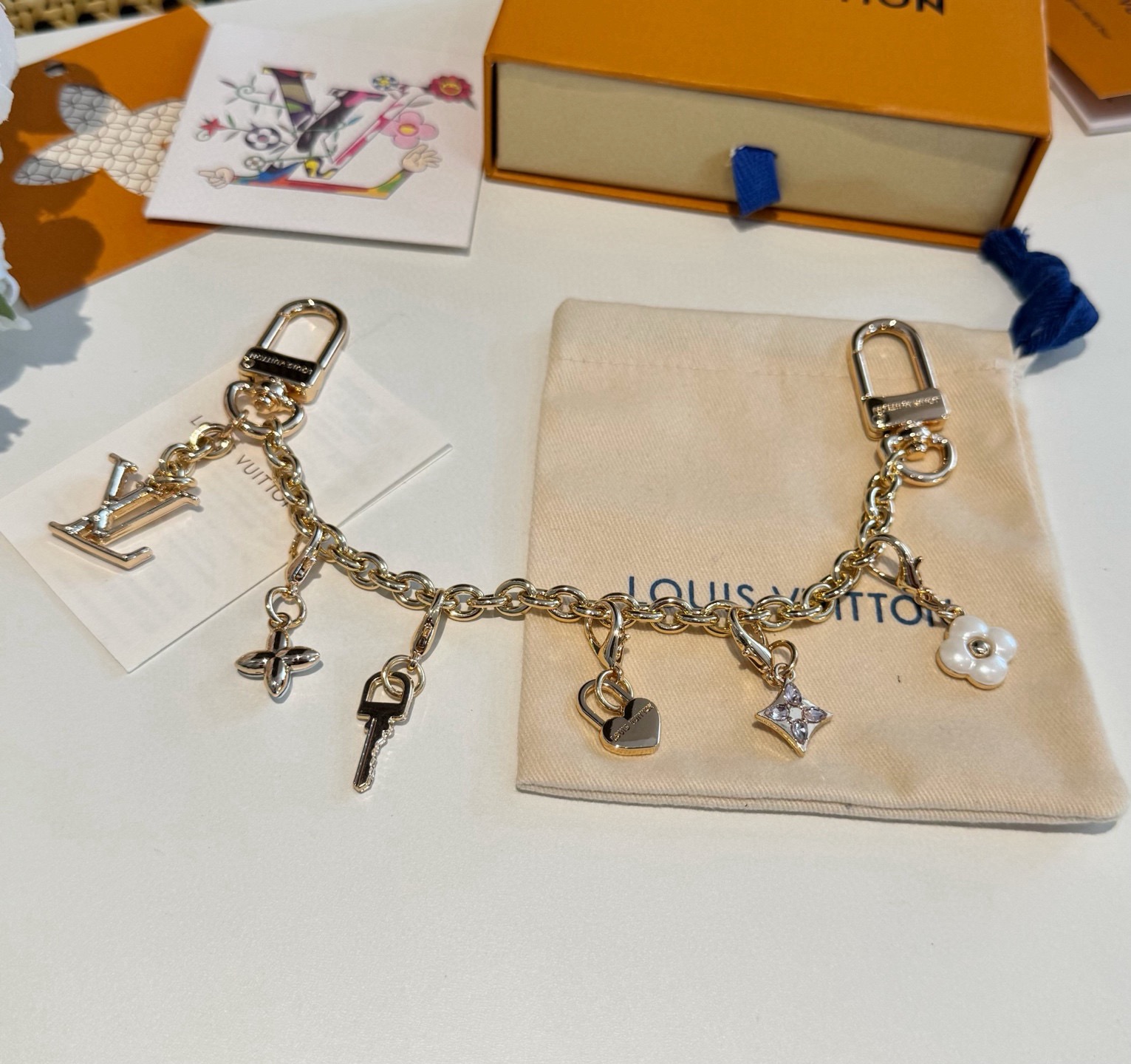 lv钥匙扣 官网新款 包包链条挂件 多功能链条 包饰&包包肩带延长链本款链条包饰出自路易威登x村上隆复刻