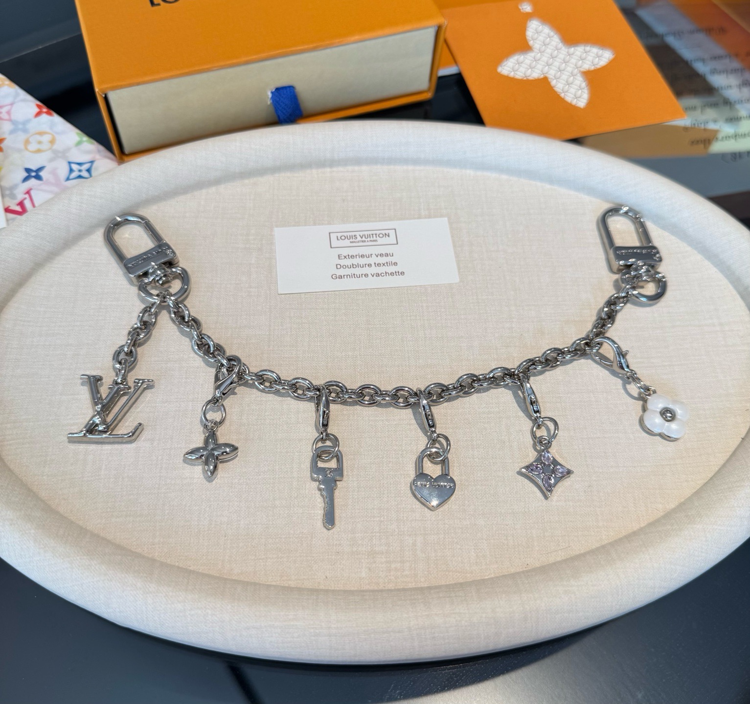 lv钥匙扣 官网新款 包包链条挂件 多功能链条 包饰&包包肩带延长链本款链条包饰出自路易威登x村上隆复刻