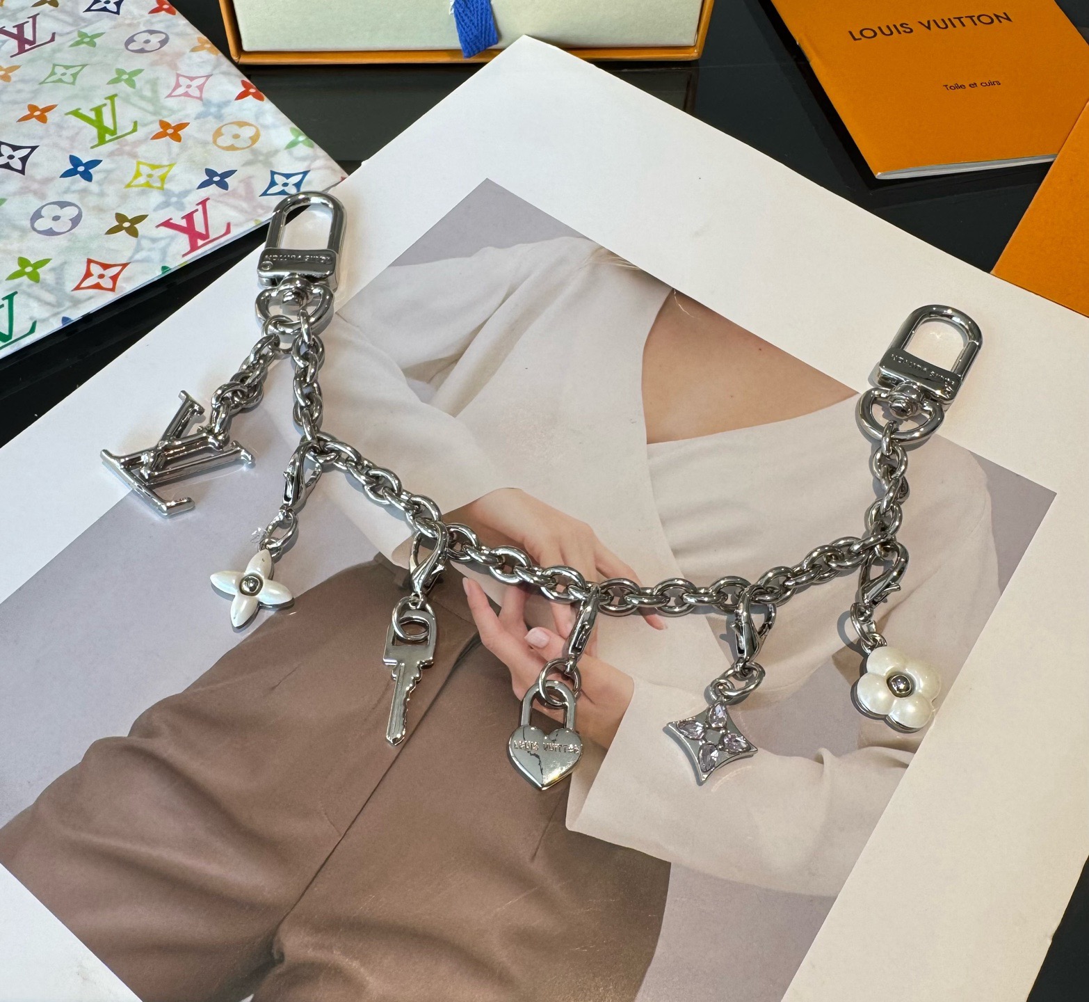 lv钥匙扣 官网新款 包包链条挂件 多功能链条 包饰&包包肩带延长链本款链条包饰出自路易威登x村上隆复刻