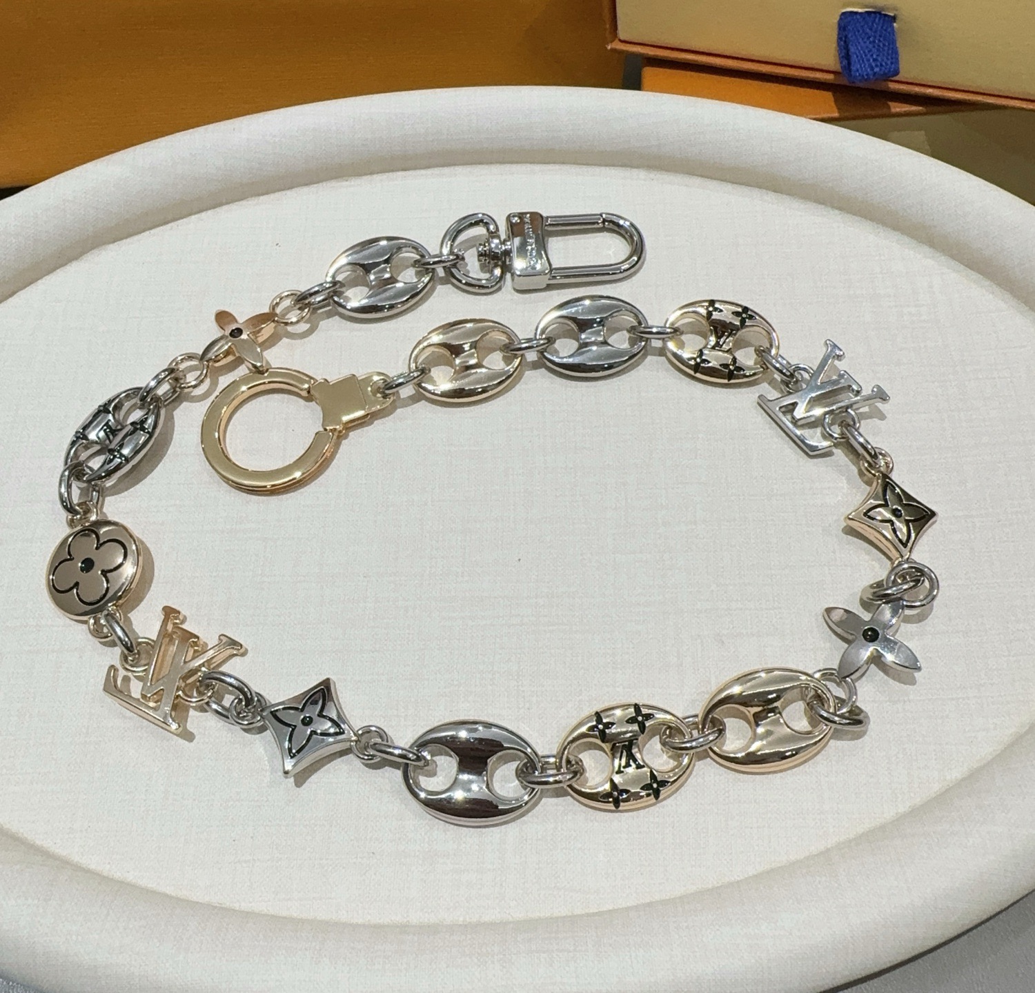 官网新款🔥LV包链钥匙扣 路易威登 Sailor包链 挂饰 银金拼色精选莹亮金属材质，链节设计灵感源自航