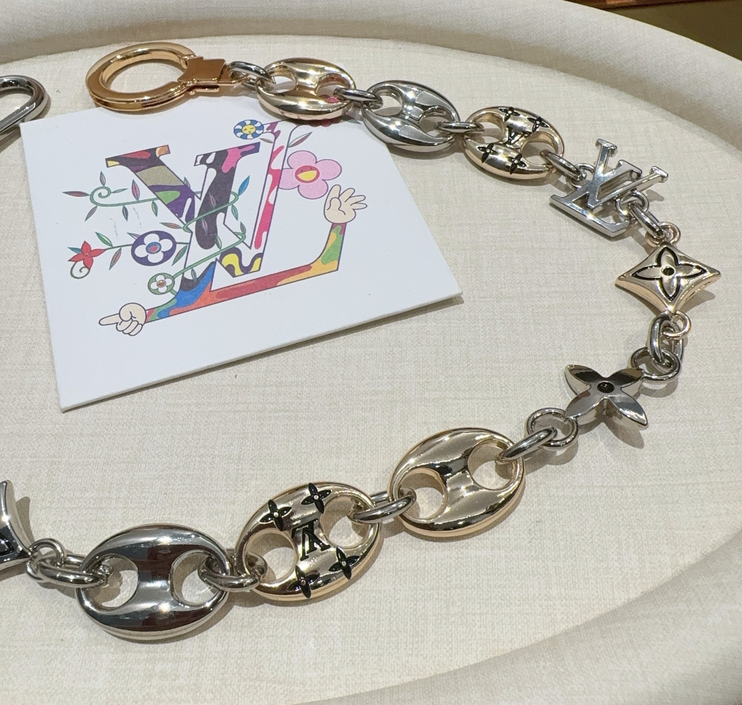 官网新款🔥LV包链钥匙扣 路易威登 Sailor包链 挂饰 银金拼色精选莹亮金属材质，链节设计灵感源自航